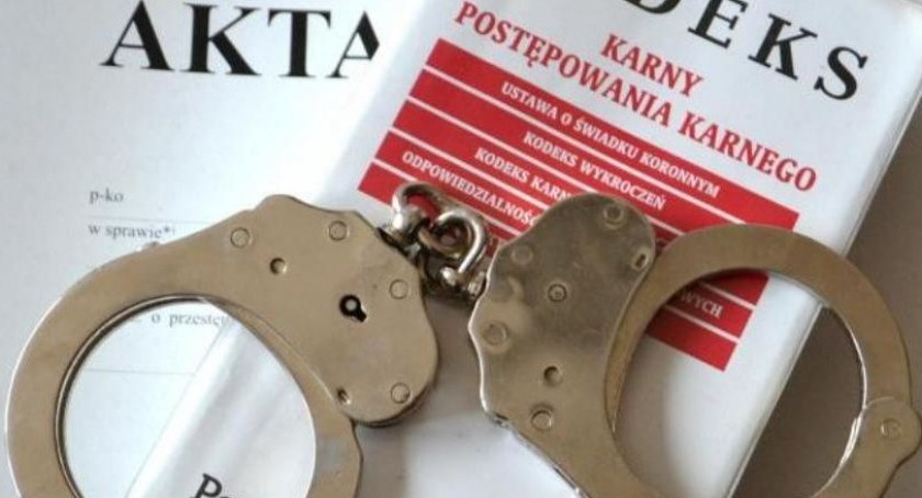 Cztery osoby odpowiedzą za przywłaszczenie i kradzież. Wśród zatrzymanych jest matka z synem