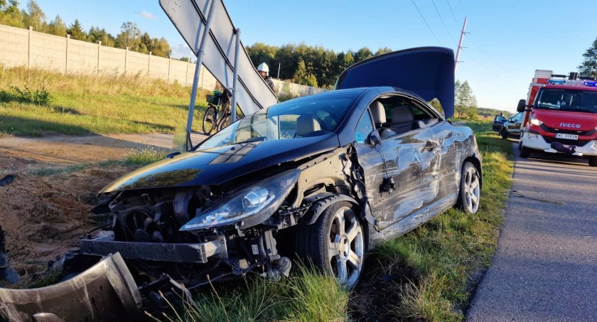 Dostawczak zderzył się z autem osobowym [zdjęcia]