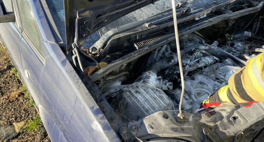 Opel zapalił się w czasie jazdy [zdjęcia]