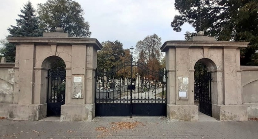 Spacer po ciechanowskim cmentarzu