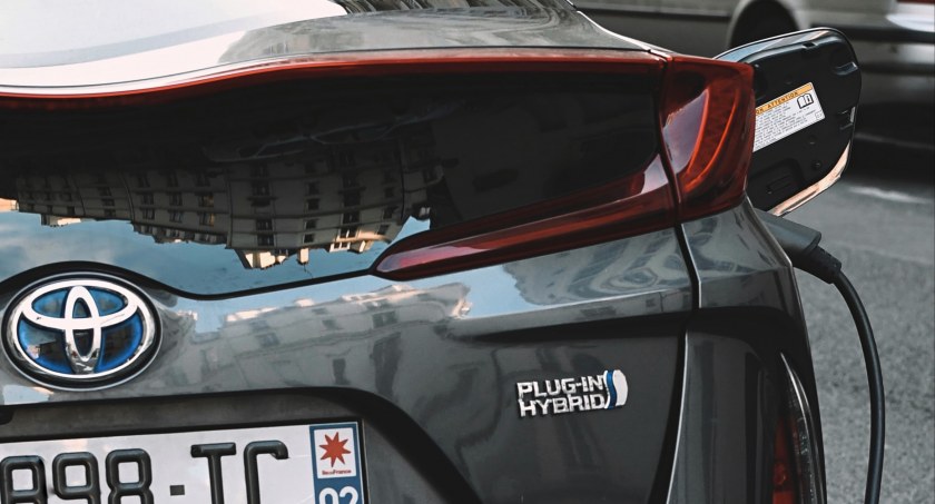 Samochody hybrydowe – czy posiadając takie auto można zaoszczędzić?