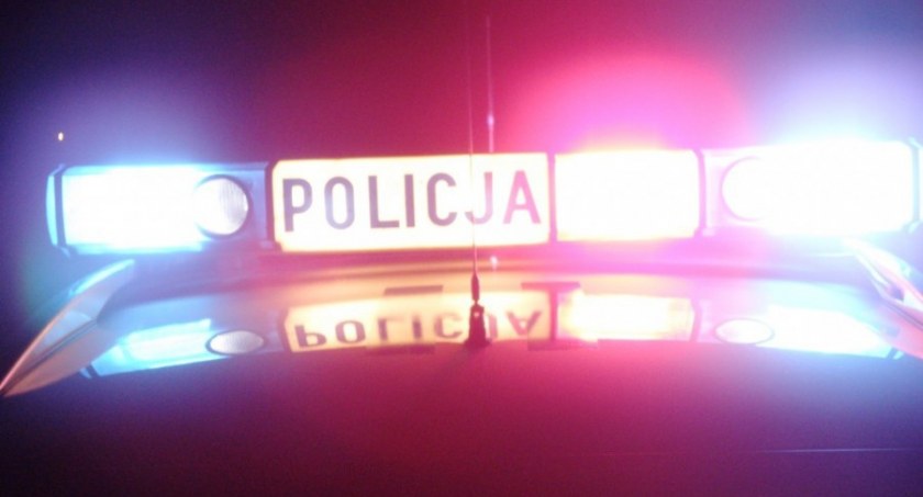 Pirat drogowy w BMW uciekał przed policją. Przewoził nastoletnich pasażerów [wideo]