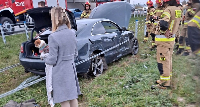 Audi wjechało w bariery energochłonne [zdjęcia]