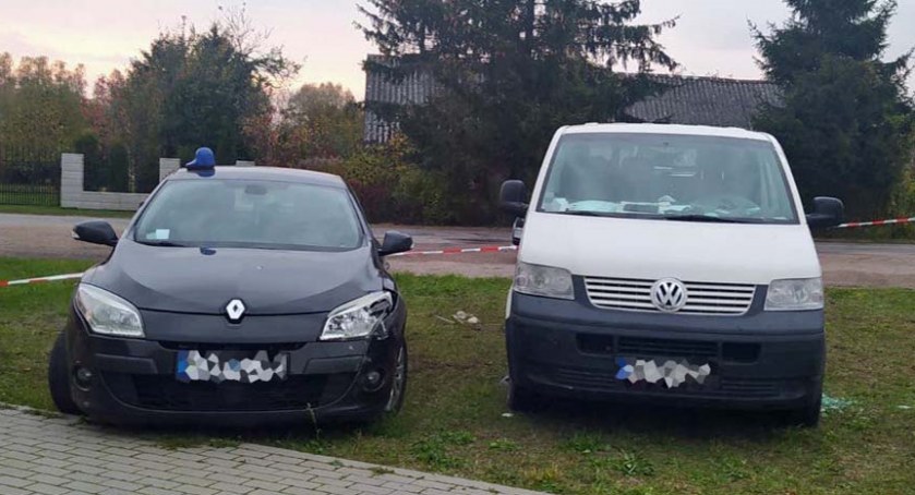 Pod Ciechanowem padły strzały. Kierowca busa chciał potrącić policjanta i uderzył w radiowóz