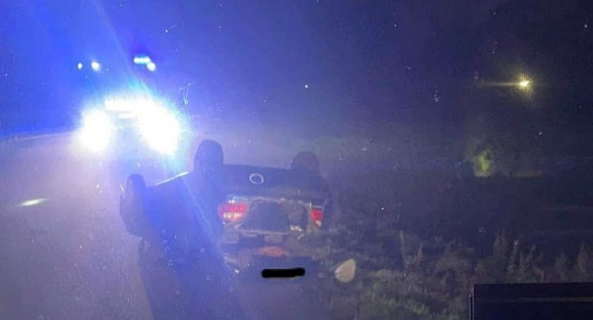 Osobówka dachowała pod Ciechanowem. Młody kierowca oddalił się z miejsca zdarzenia