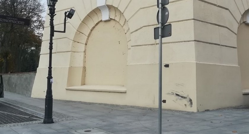 Kierowca BMW ściął znak i uszkodził dzwonnicę