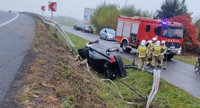 Uderzył w barierki ochronne i dachował [zdjęcia]