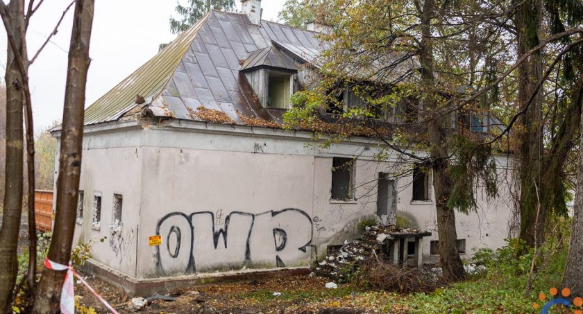 Budynek nad rzeką znika z mapy Ciechanowa. Ruszyła jego rozbiórka [zdjęcia]