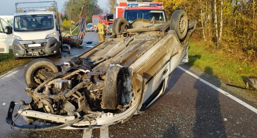 Uderzył w pojazd służby drogowej i dachował [zdjęcia]