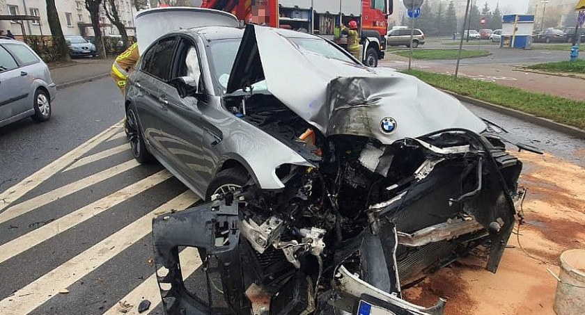 Kierowca BMW uderzył w drzewo. Groźne zdarzenie w Ciechanowie