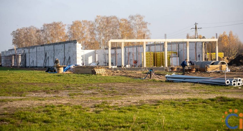 W Ciechanowie trwa budowa nowego sklepu znanej sieci. Kiedy otwarcie? [zdjęcia]