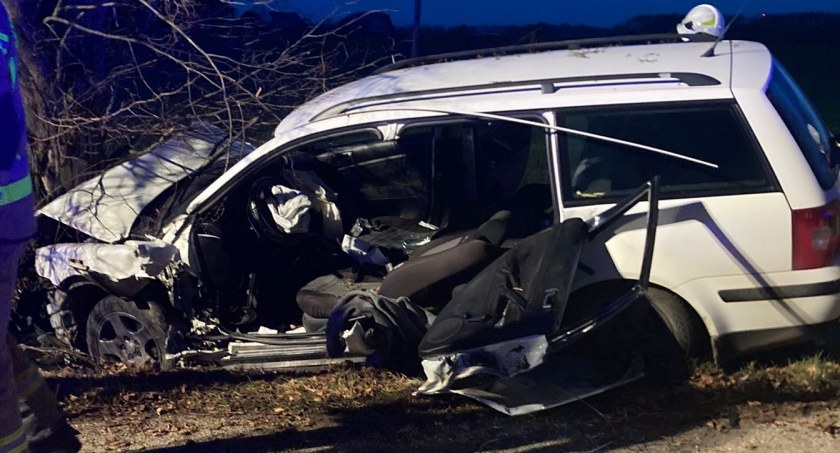 Volkswagen uderzył w drzewo. Kierowca był zakleszczony w aucie [zdjęcia]