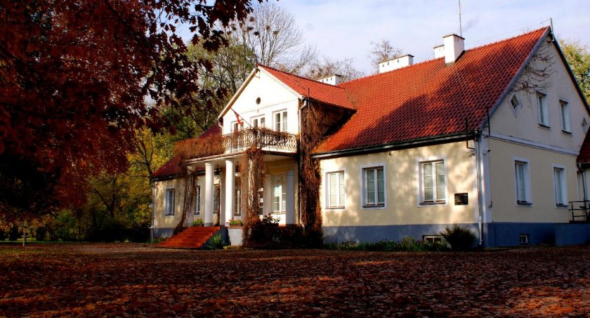 Być modną, czyli trendy w ubiorze damskim z drugiej połowy XIX i początkach XX wieku - wernisaż wystawy w Gołotczyźnie