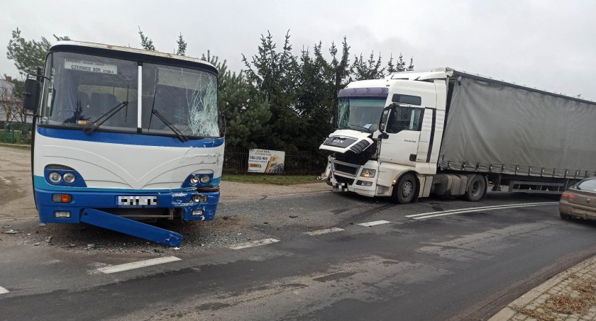 Autobus zderzył się z ciężarówką