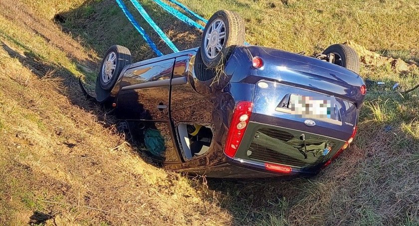 Dachowanie pod Ciechanowem. Poszkodowanej pomogli żołnierze [zdjęcia]