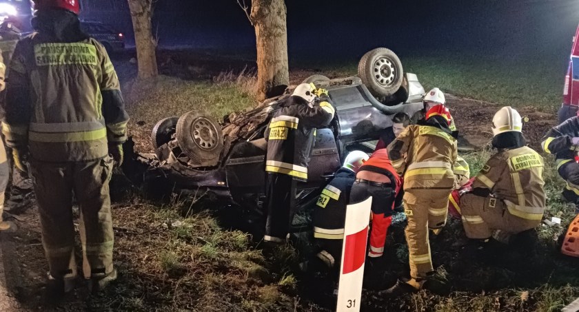 To niemal cud, że nikt nie zginął. Golf rozbił się na drzewie niedaleko Ciechanowa [zdjęcia]