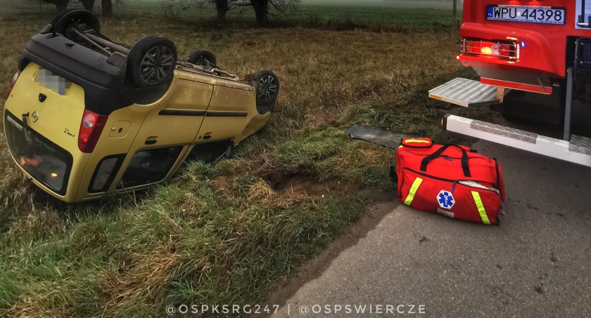 Opel dachował w rowie