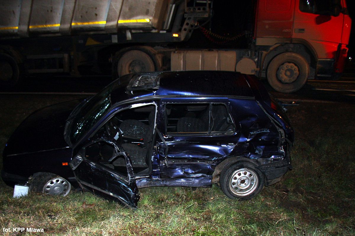 Wypadek na skrzyżowaniu z krajową siódemką. Golf zderzył się z ciężarówką
