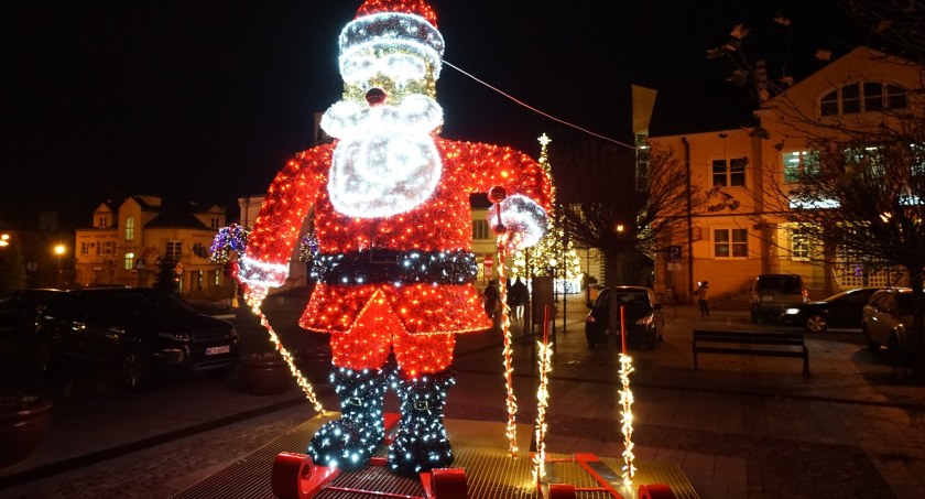 Ciechanów już w świątecznej odsłonie. Z powodu oszczędności iluminacja poświeci krócej [zdjęcia]