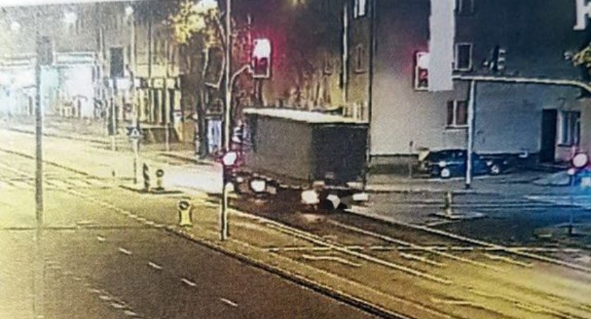 Przejeżdżał na czerwonym świetle, nie ustąpił pierwszeństwa pieszym. Pirat drogowy w centrum Ciechanowa