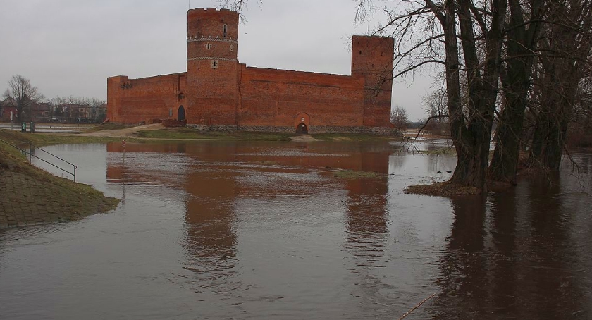 Wzrasta poziom wody w Łydyni. Rzeka wylała w Ciechanowie (zdjęcia)