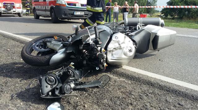 Motocyklista zderzył się z osobówką pod Ciechanowem. Trafił do szpitala