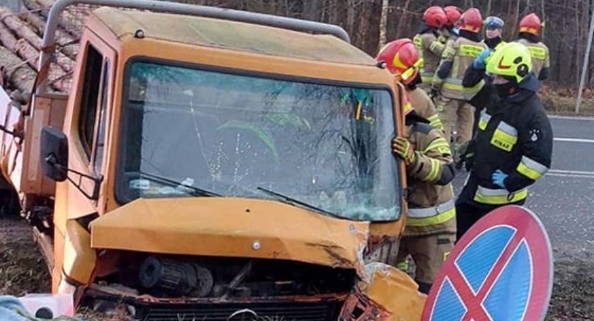 Samochód dostawczy uderzył w autobus