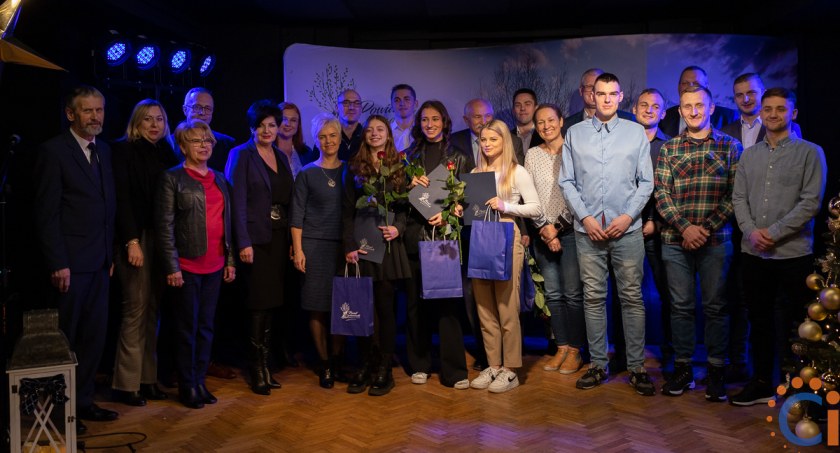 Sportowcy z nagrodami od powiatu ciechanowskiego [zdjęcia]