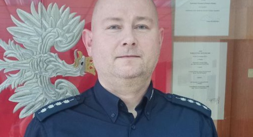 Policjant, który pomaga innym