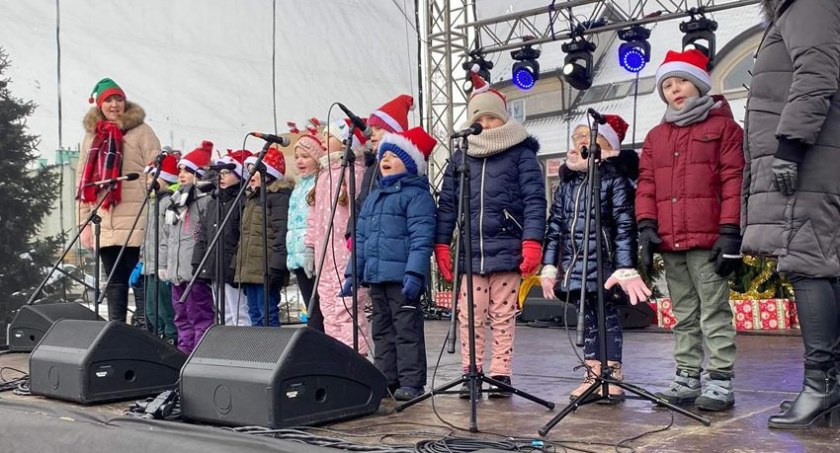 Występ dzieci podczas jarmarku [zdjęcia]