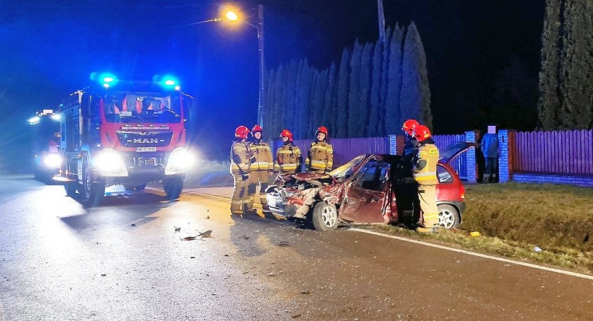 Zderzenie osobówki z ciągnikiem pod Ciechanowem 