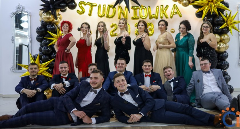 Ruszył sezon studniówkowy w naszym powiecie. Za nami bal maturalny BZDZ w Ciechanowie [zdjęcia/wideo]