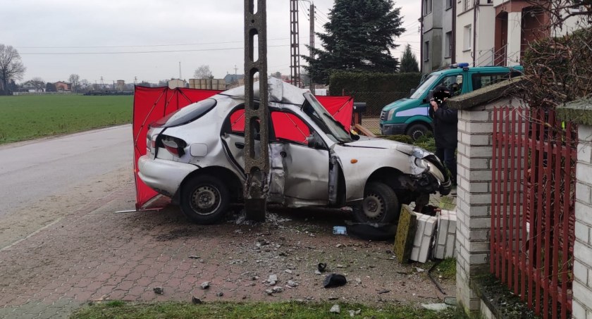 Tragiczny wypadek. Auto uderzyło w ogrodzenie i słup [zdjęcia]