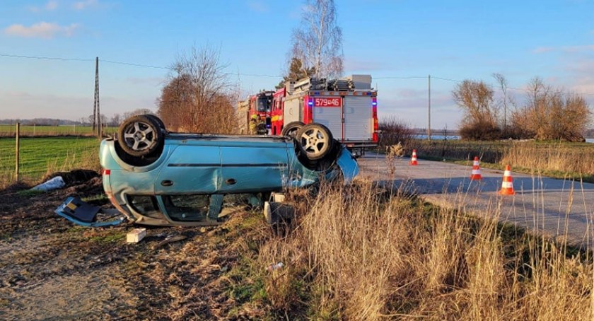 Chciała uniknąć zderzenia z sarną [zdjęcia]