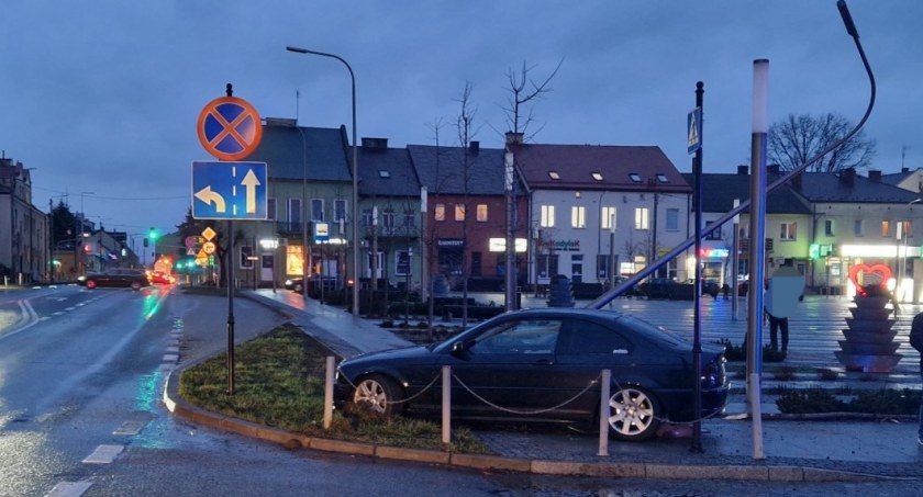 Stracił panowanie nad BMW i uderzył w latarnię [zdjęcia]
