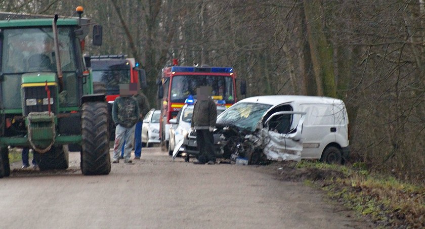 Osobówka zderzyła się z ciągnikiem [zdjęcia]
