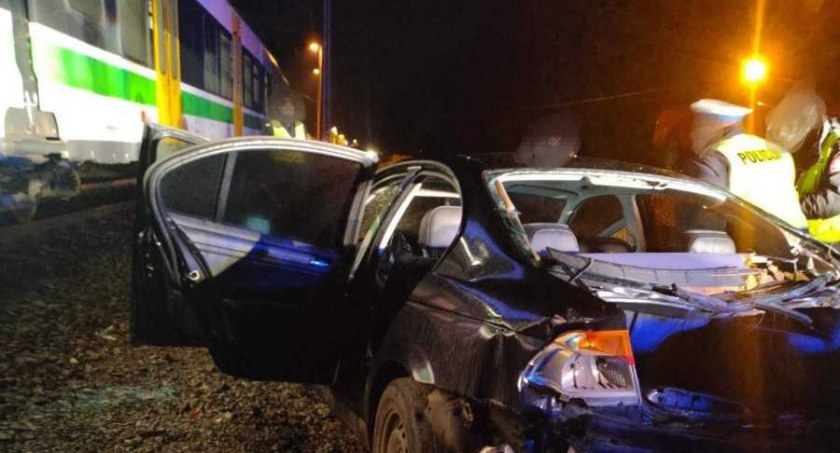 Auto spadło z rampy wprost pod nadjeżdżający pociąg. Młody kierowca uciekł w ostatniej chwili