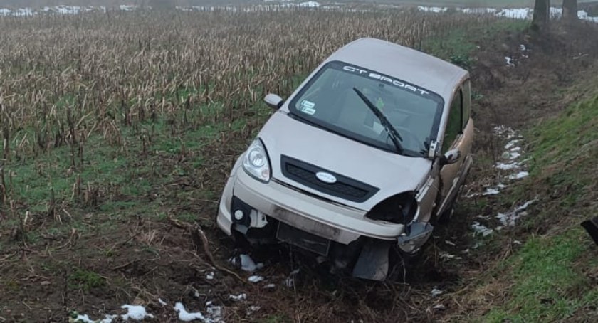 Microcar w rowie pod Ciechanowem. Kierowca chciał uniknąć zderzenia z sarną