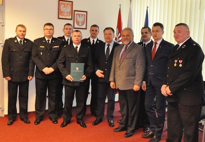 Strażak udzielił pomocy nastolatce rannej w wypadku pod Ciechanowem. Został nagrodzony (zdjęcia)
