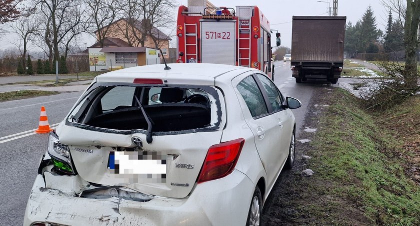 Przepuszczała pieszych, w jej auto uderzyła ciężarówka