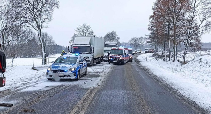 Trzy pojazdy zderzyły się pod Ciechanowem [zdjęcia]