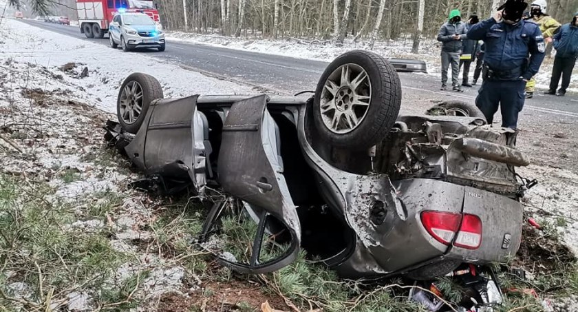 Uderzył w przepust drogowy i drzewa [zdjęcia]