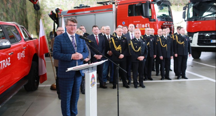 Strażacka uroczystość w Ciechanowie: awanse, odznaczenia i sprzęt [zdjęcia]