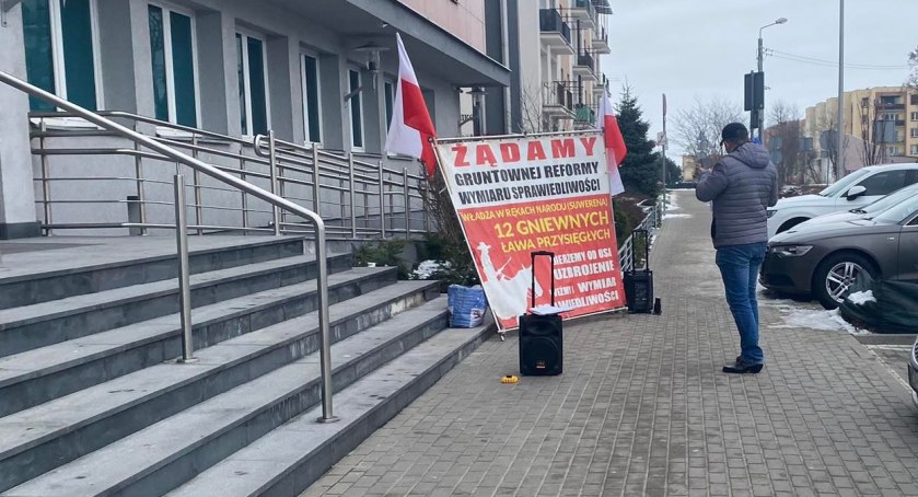 Samotny protest przed ciechanowskim sądem