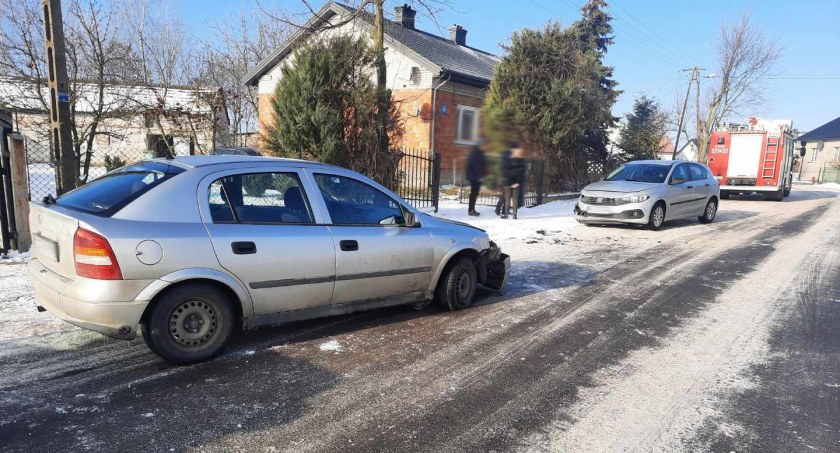Uderzył w Opla, do którego wsiadała kobieta