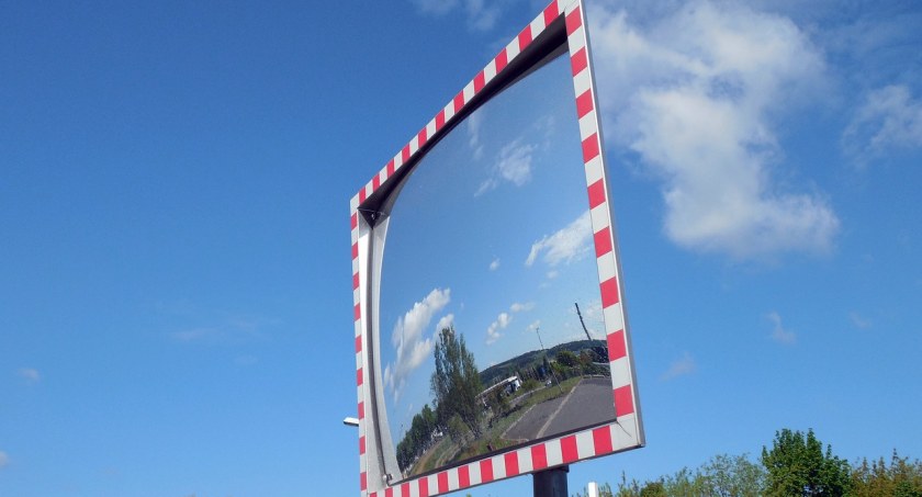 Zaparkowane auta ograniczają widoczność. Zmienią organizację ruchu na ciechanowskim osiedlu