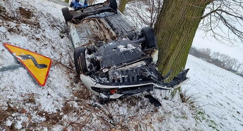 Wpadła w poślizg i dachowała [zdjęcia]