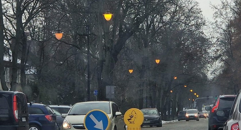 Wasze Info: Dlaczego w Ciechanowie znów w ciągu dnia jest włączone oświetlenie? [zdjęcia]