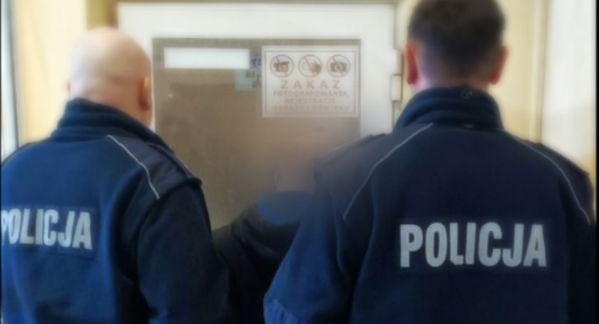 Krzyczał, że wszystkich spali. Rozlał w bloku łatwopalną substancję