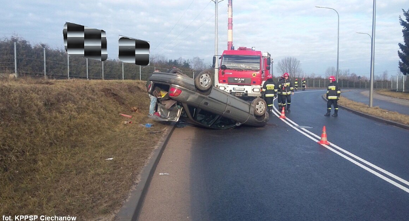Opel dachował na pętli miejskiej (zdjęcia)